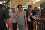 Shahrukh Khan snapped returning from IFFI Goa Festival in Airport, Mumbai on 24th Nov 2011 (11).JPG